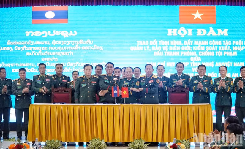 The Nghe An Border Guard Command (Viet Nam) and the Military Commands of Houaphan, Xiengkhuang and Bolikhamsai provinces sign a memorandum of understanding. (Photo: Dinh Phuong)
