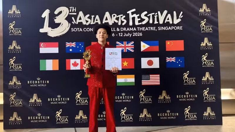 Dang Cong Danh poses with his Gold Medal at the Asia Arts Festival. 