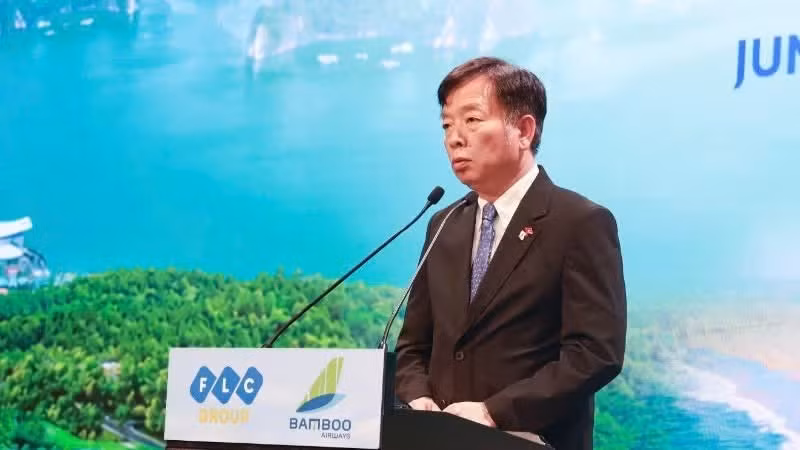 Vietnamese Ambassador to the RoK Vu Ho speaks at the forum.