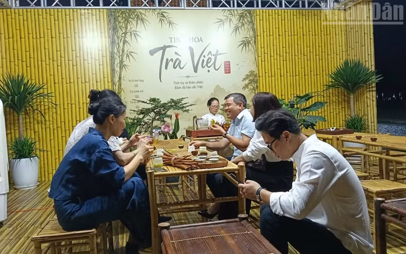 The tea area at the festival. (Photo: Minh Duc)
