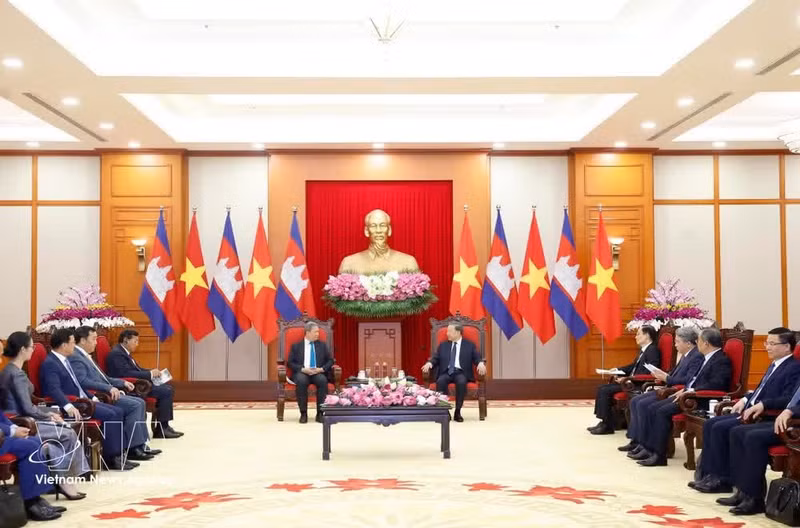 The meeting between Party General Secretary and State President To Lam and Cambodian Prime Minister Hun Manet in Ha Noi on June 9. (Photo: VNA)