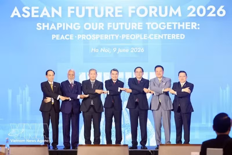 Prime Minister Le Minh Hung (centre) poses for a group photo with delegates at the third ASEAN Future Forum 2026 on June 9. (Photo: VNA)