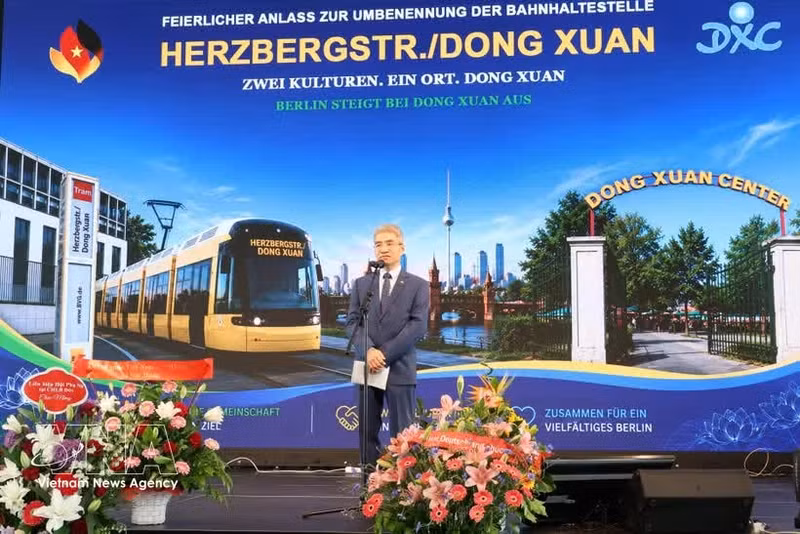 Vietnamese Ambassador to Germany Nguyen Dac Thanh speaks at the cerenomy to rename a tram stop to Herzbergstr./Dong-Xuan (Photo: VNA)