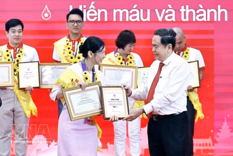 National Assembly Chairman Tran Thanh Man presents certificates honouring and commending outstanding voluntary blood donors nationwide in 2026 to the donors (Photo: VNA)