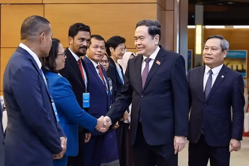 Chairman of the Vietnamese National Assembly Tran Thanh Man welcomes ASEAN cities' leaders in Ha Noi on June 9. (Photo: VNA)