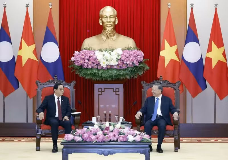 The meeting between General Secretary of the Communist Party of Viet Nam Central Committee and State President To Lam and Lao Prime Minister Sonexay Siphandone in Ha Noi on June 9, 2026. (Photo: VNA)