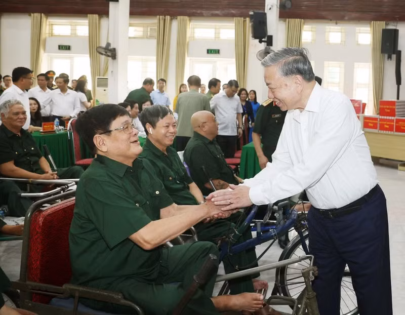 Party General Secretary To Lam visits wounded soldiers at the Thuan Thanh Nursing Centre for War Invalids in Ninh Xa Ward, Bac Ninh Province, on July 15, 2025. (Photo: VNA)