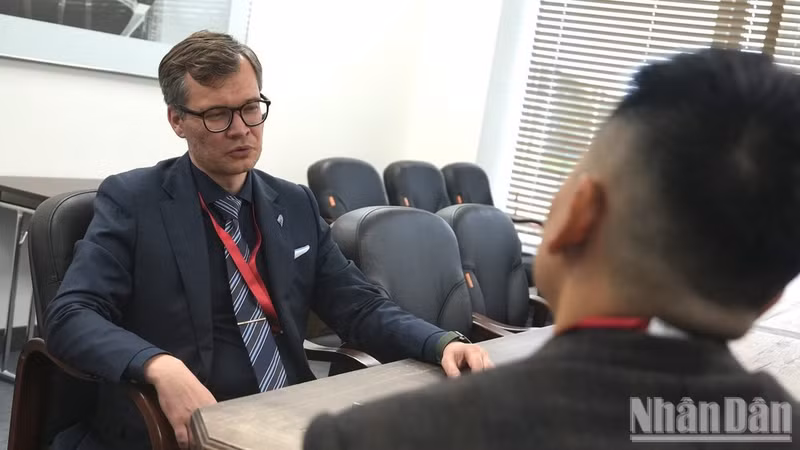 Evgeny Vlasov speaks to a reporter from Nhan Dan Newspaper. (Photo: THANH TRAI)