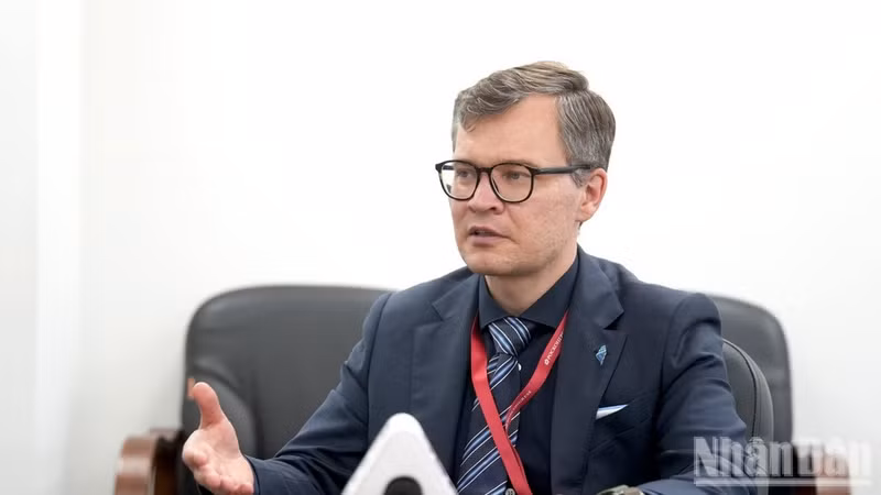 Evgeny Vlasov proposes a number of solutions to promote Viet Nam-Russia relations. (Photo: THANH THE)