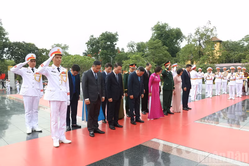 The delegation of the Ha Noi Party Committee, People’s Council, People’s Committee and Viet Nam Fatherland Front Committee of Ha Noi respectfully commemorates heroic martyrs.