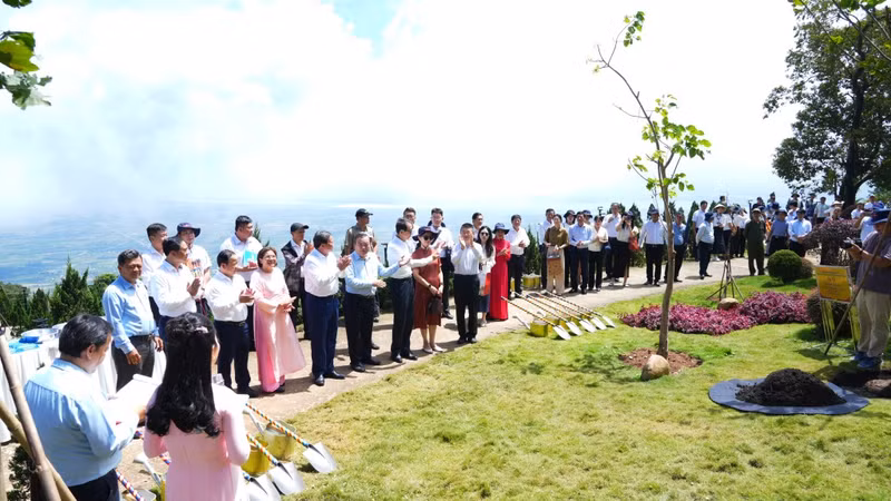 The Chinese Embassy delegation and Tay Ninh leaders attend the Viet Nam–China friendship tree presentation and planting ceremony at the Ba Den Mountain national tourism area on August 22, 2026. (Photo: VNA) 