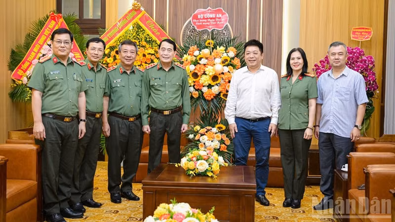 Que Dinh Nguyen, Deputy Secretary of the Party Committee and Deputy Editor-in-Chief of Nhan Dan Newspaper, receives a delegation from the Ministry of Public Security led by Senior Lieutenant General Le Quoc Hung, Member of the Party Central Committee, Deputy Secretary of the Central Public Security Party Committee and Deputy Minister of Public Security. (Photo: Bao Long)