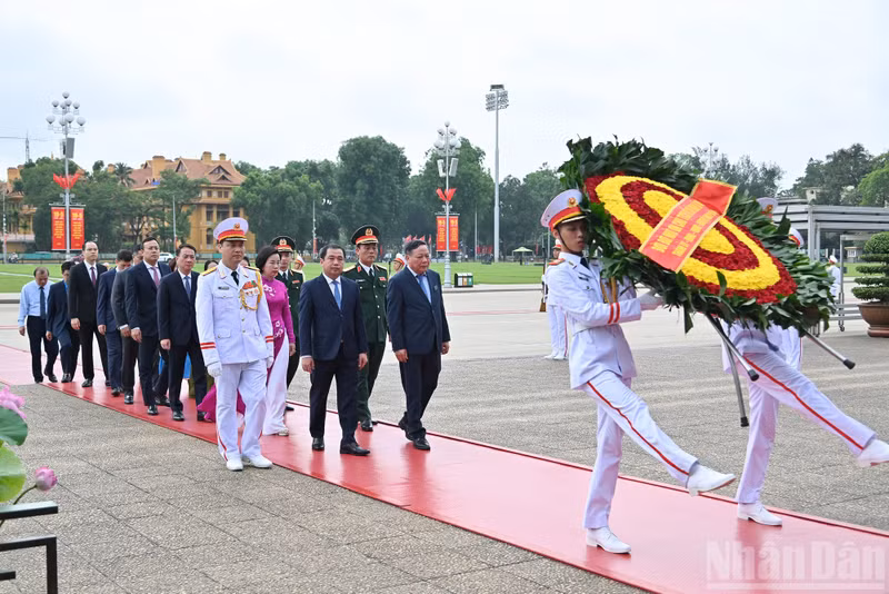 The delegation of the Ha Noi Party Committee, People’s Council, People’s Committee and Viet Nam Fatherland Front Committee of Ha Noi pays tribute to President Ho Chi Minh.