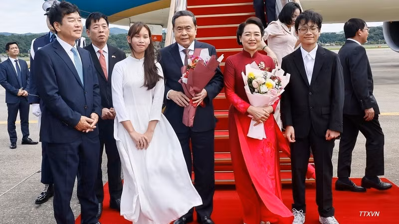 National Assembly President Tran Thanh Man and his spouse Nguyen Thi Thanh Nga arrive in Seoul on the afternoon of September 6 (local time), beginning an official visit to the Republic of Korea. (Photo: VNA)