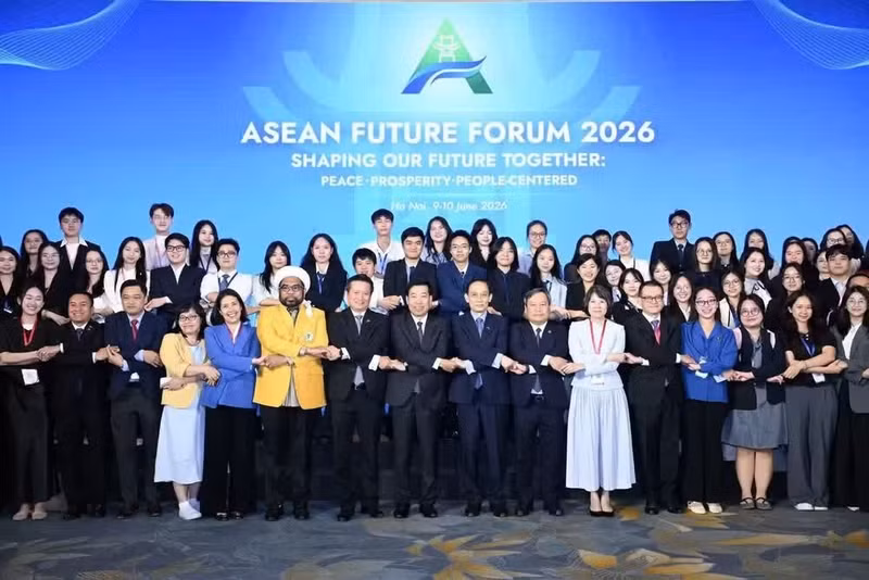 Delegates pose for a group photo at the closing session of the forum. (Photo: Tran Hai)