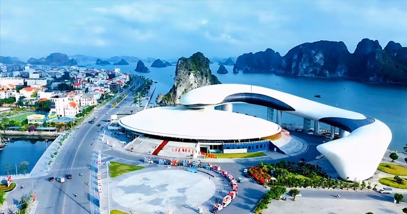 Modern urban development integrated with marine environmental protection in Ha Long, Quang Ninh Province. (Photo: MOI TRUONG)