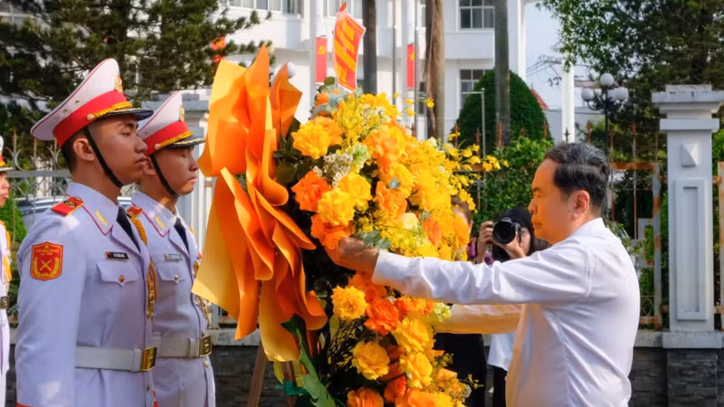 National Assembly Chairman Tran Thanh Man lays flowers in commemoration of President Ho Chi Minh, heroes and martyrs at the memorial site of the Nam Ky Uprising in Hoc Mon commune, Ho Chi Minh City, on May 4. (Photo: THE ANH)