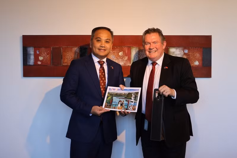 Vietnamese Ambassador to New Zealand Phan Minh Giang (L) pays a courtesy visit to Palmerston North Mayor Grant Smith. (Photo published by VNA)