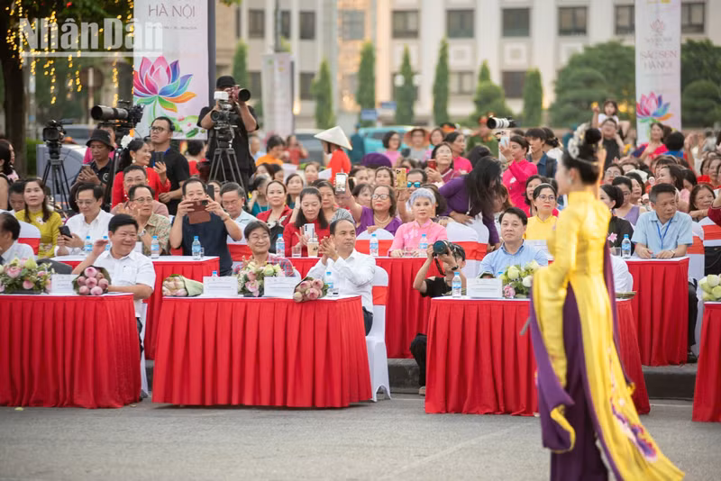 The event sets two Vietnamese records: the largest artistic performance forming the words "SEN 2026" and the largest parade of participants wearing ao dai featuring lotus motifs.