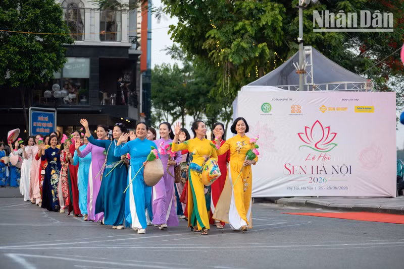 The parade attracts participants of all ages, celebrating the culture of the capital while demonstrating the city's strong sense of unity and residents' love for Ha Noi.