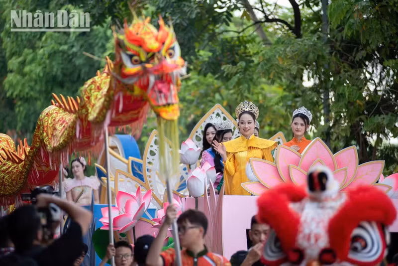 A highlight of the festival is the "Lotus takes to the streets" artistic parade, which brings together more than 2,000 participants from clubs across Ha Noi.