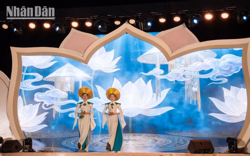 Visitors also enjoy ao dai fashion shows showcasing two collections: "To Sen Ha Thanh" by designer Huong Beful, President of the Ha Noi Chapter of the Viet Nam Ao Dai Heritage Club, and "Lien Hoa Di San" by designer Hang Nguyen.