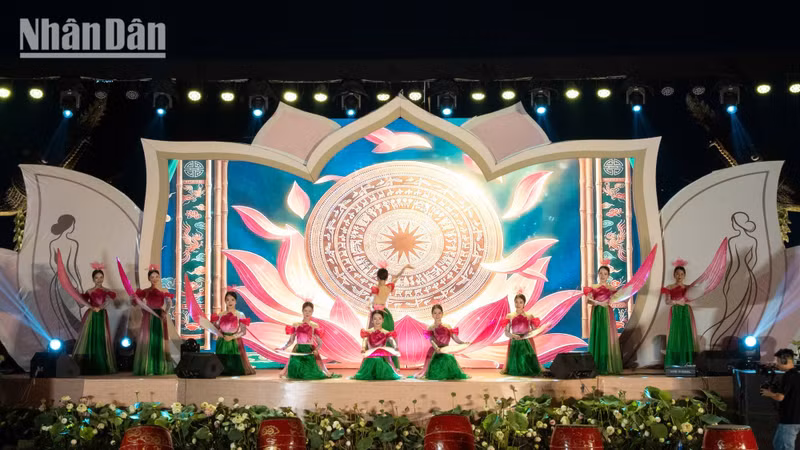 Creative performances inspired by the lotus flower also stand out, attracting large audiences.