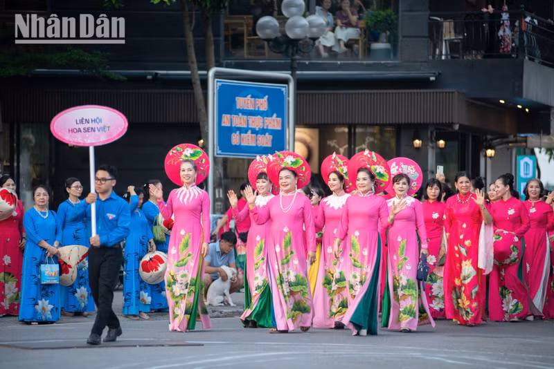 At the ceremony, Nguyen Viet Cuong, Vice Chairman of the Tay Ho Ward People's Committee, says that every ao dai, lotus blossom and step in the parade not only celebrate the beauty of Vietnamese women but also spread love for the homeland and national pride.