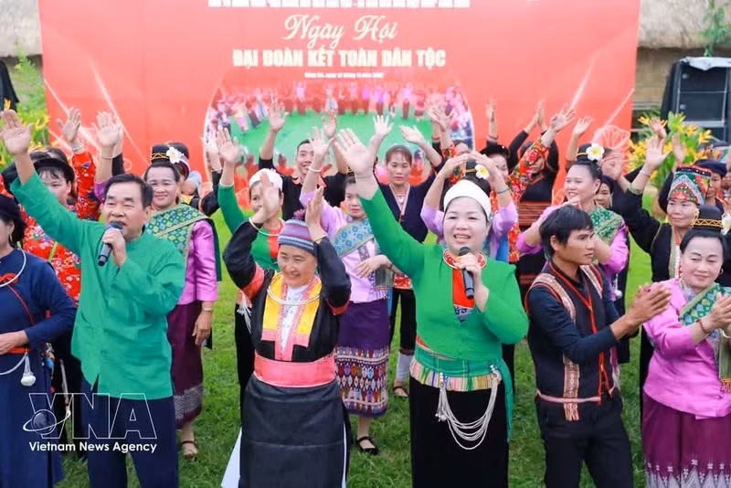 Ethnic minority groups in an exchange activity at the Viet Nam National Village for Ethnic Culture and Tourism in Ha Noi. (Photo: VNA)