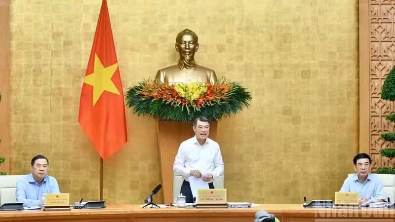 Prime Minister Le Minh Hung chairs the Government’s regular monthly meeting on May 4. (Photo: NDO)