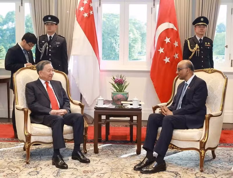 Party General Secretary To Lam holds talks with Singaporean President Tharman Shanmugaratnam during his official visit to Singapore on March 12, 2025 (Photo: VNA)