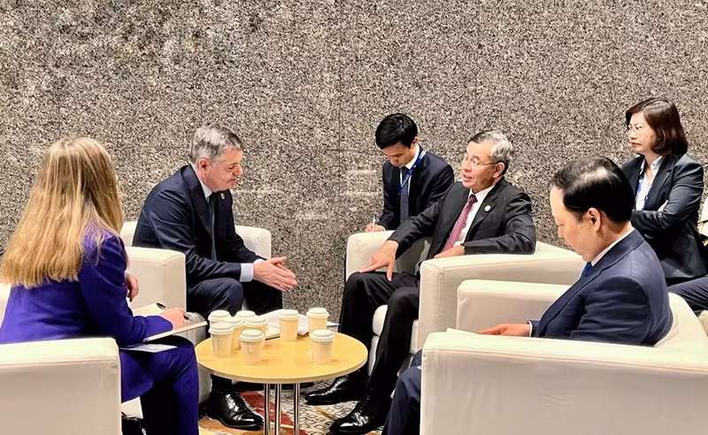 At the October 20 working session between Minister of Finance Ngo Van Tuan and the WBG delegation, led by Paschal Donohoe, Managing Director and Chief Knowledge Officer, on the sidelines of the 2026 APEC Finance Ministers’ Meeting in Hong Kong (China). (Photo: Ministry of Finance)