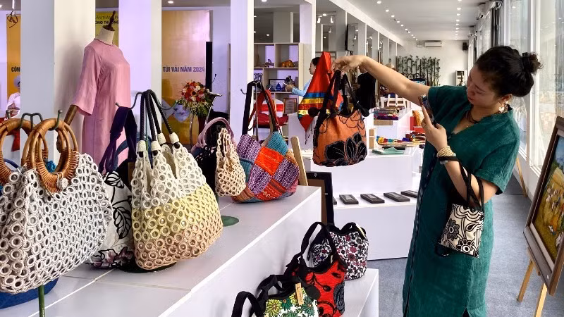 Ha Noi’s handicraft products attract consumers. (Photo: NGUYEN TRANG)