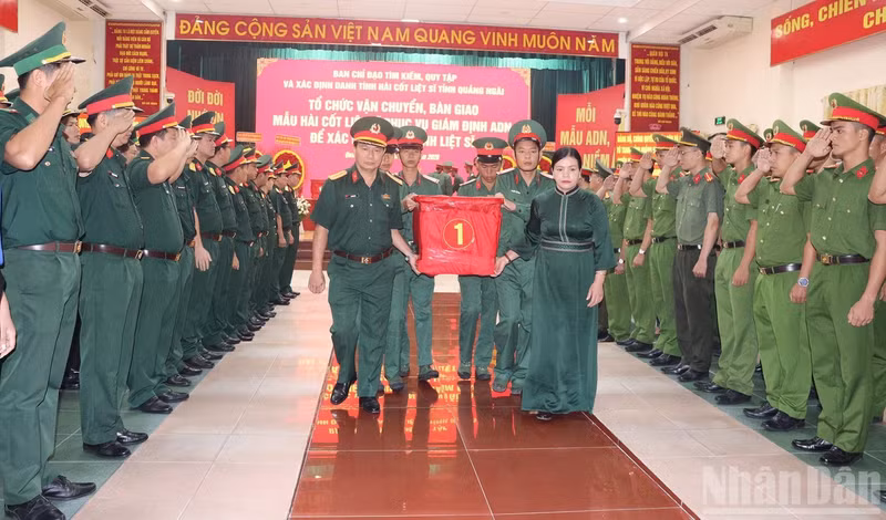 Delegates pay their respects as samples from the remains of fallen soldiers are handed over to the Military Forensic Institute for DNA testing. (Photo: HIEN CU)