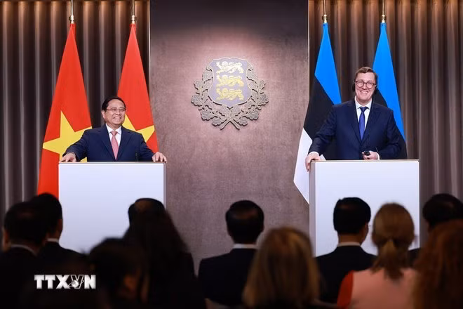 Prime Minister Pham Minh Chinh and Estonian Prime Minister Kristen Michal speak at a press conference after their talks. (Photo: VNA)