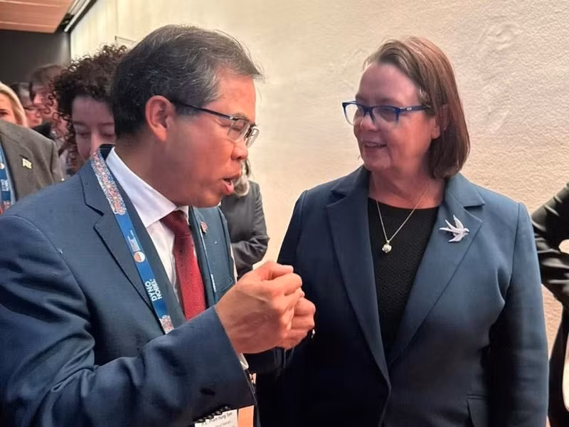 Vietnamese Ambassador to Australia Pham Hung Tam (left) talks to Australian Minister for Resources Madeleine King. (Photo: VNA)