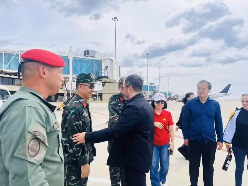 Venezuelan Foreign Minister Yván Gil Pinto sees off Viet Nam's rescue and relief team at Simón Bolívar International Airport in Caracas on July 9 (local time). (Photo: Ministry of Foreign Affairs)