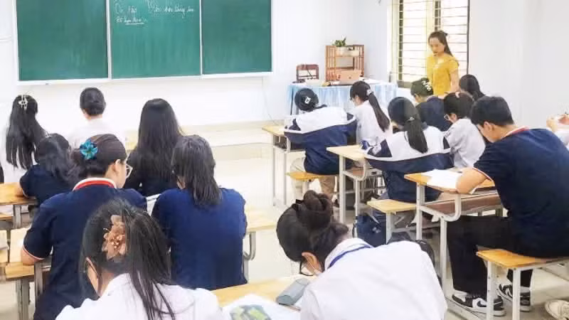 A teacher at Nguyen Hue A High School in Ninh Binh Province briefs students on examination regulations. (Photo: Quy Tung)