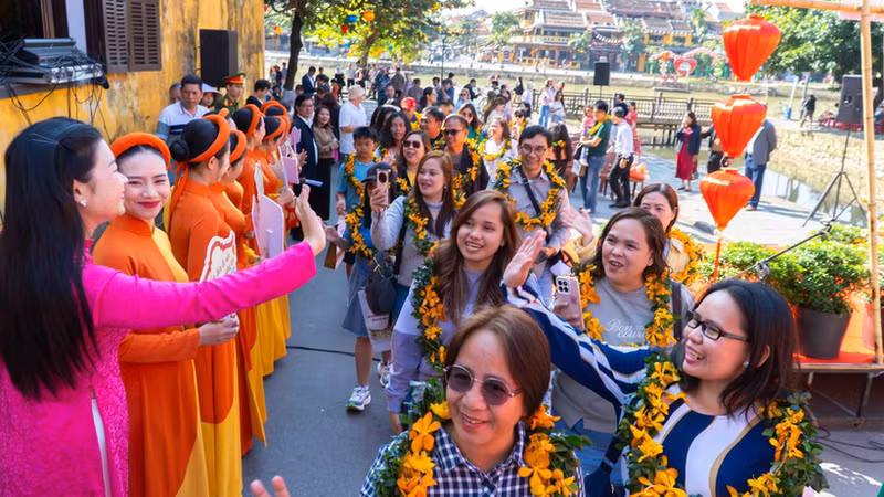 A group of Filipino tourists receive a warm welcome while visiting Hoi An Ancient Town. (Photo: VNA)