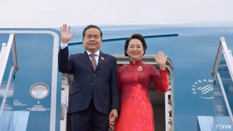 NA President Tran Thanh Man and his spouse, Nguyen Thi Thanh Nga, leave Ha Noi on September 6 for official visits to the Republic of Korea (RoK) and Mongolia. (Photo: VNA)
