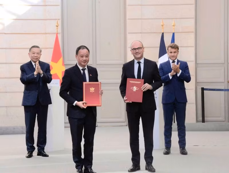 Professor and Doctor Tran Hong Thai, President of the Viet Nam Academy of Science and Technology, presents a Letter of Intent on cooperation to promote the VNREDSat-2 Project to Sebastien Martin, Deputy Minister for the Economy, Finance and Industrial, Energy and Digital Sovereignty of the French Republic, in the presence of General Secretary and President To Lam and President of the French Republic Emmanuel Macron.