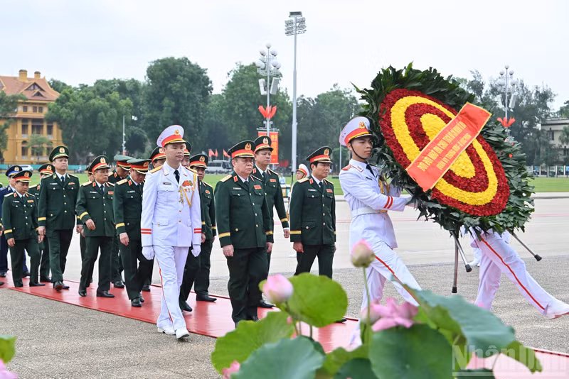 The delegation of the Central Military Commission–Ministry of National Defence, led by Nguyen Trong Nghia, Director of the General Department of Politics of the Viet Nam People’s Army, and Nguyen Tan Cuong, Chief of the General Staff of the Viet Nam People’s Army, pays tribute to President Ho Chi Minh.