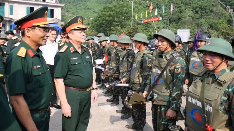General Nguyen Trong Nghia visits a mine-clearance team in Thanh Thuy Commune, Tuyen Quang Province.