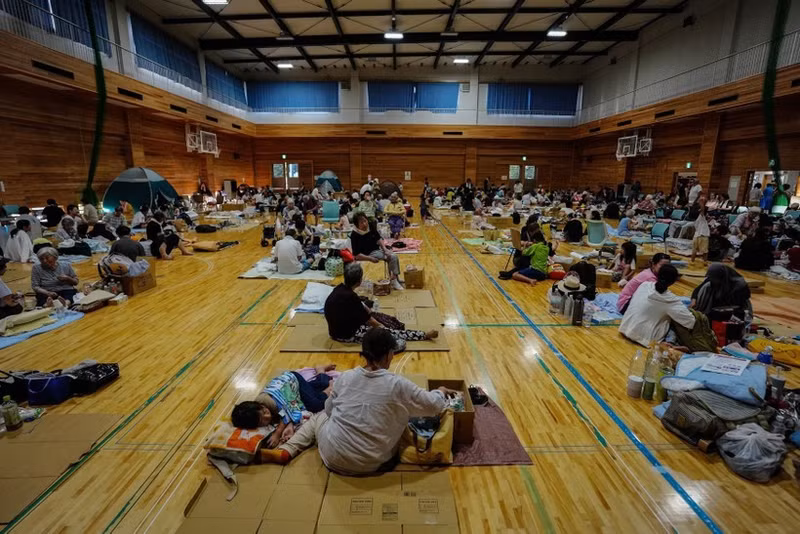 People affected by the earthquake take shelter at an evacuation centre in Uki, Kumamoto Prefecture, Japan. (Photo: Xinhua/VNA)
