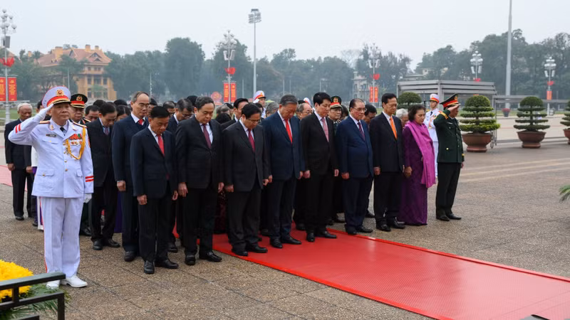 General Secretary To Lam, State President Luong Cuong, Prime Minister Pham Minh Chinh, National Assembly Chairman Tran Thanh Man, Standing Member of the Secretariat Tran Cam Tu, along with other incumbent and former leaders of the Party and the State, solemnly commemorate the great contributions of President Ho Chi Minh.
