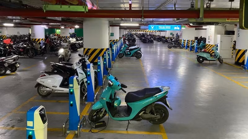 Dedicated electric motorcycle and car charging station at the Lieu Giai Tower apartment complex in Ha Noi. (Photo: THE BANG)