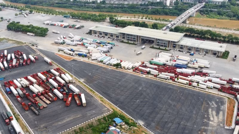 Goods are being prepared for export through Kim Thanh International Road Border Gate No. II (Lao Cai).