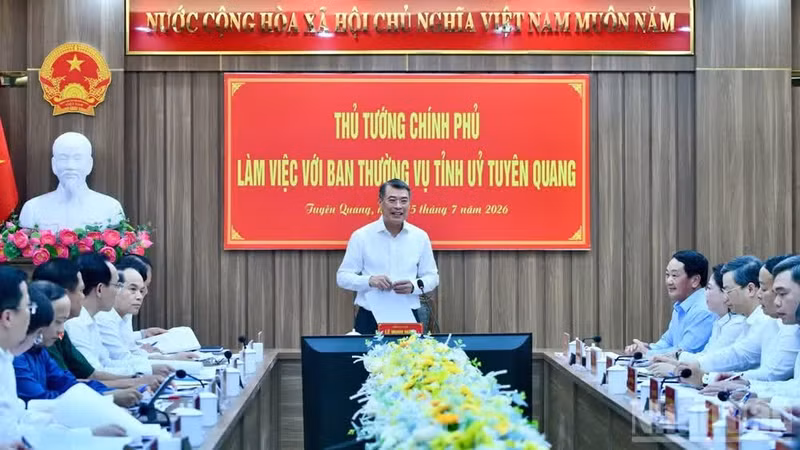 Prime Minister Le Minh Hung addresses the working session with the Standing Board of the Tuyen Quang Party Committee in Vi Xuyen commune on July 15, 2026. (Photo: NDO)