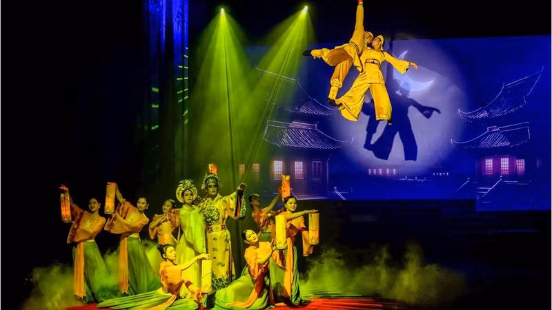 A scene from the cai luong production “Tran Nhan Tong,” which combines traditional theatre with circus arts. (Photo: QUYNH HUONG)