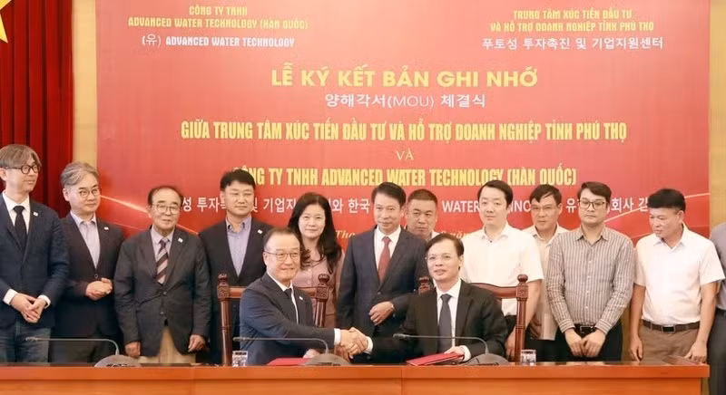 Delegates from the Phu Tho Centre for Investment Promotion and Enterprise Support and the Republic of Korea’s Advanced Water Technology Co., Ltd. at the signing ceremony. (Photo: VNA)